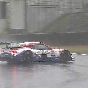 SUPER GT RD.1 公式練習】雨の中のクラッシュ #39 TGR TEAM SARD DENSO KOBELCO SARD GR Supra