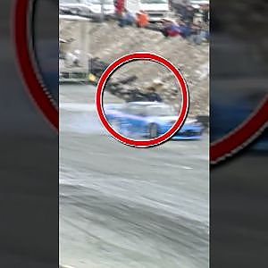 闘牛士のごとく車をかわすカメラマン 【ドリフト衝撃映像 No.006】 #shorts