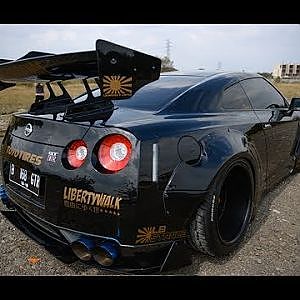 Black Beast Nissan GT-R R 35 vs Mclaren MP4 12C LB*WORKS