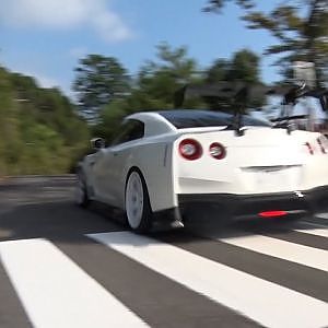 横断歩道上でフル加速！審査員飯田章の本業　1100馬力のGT=Rでストリートを全開！
